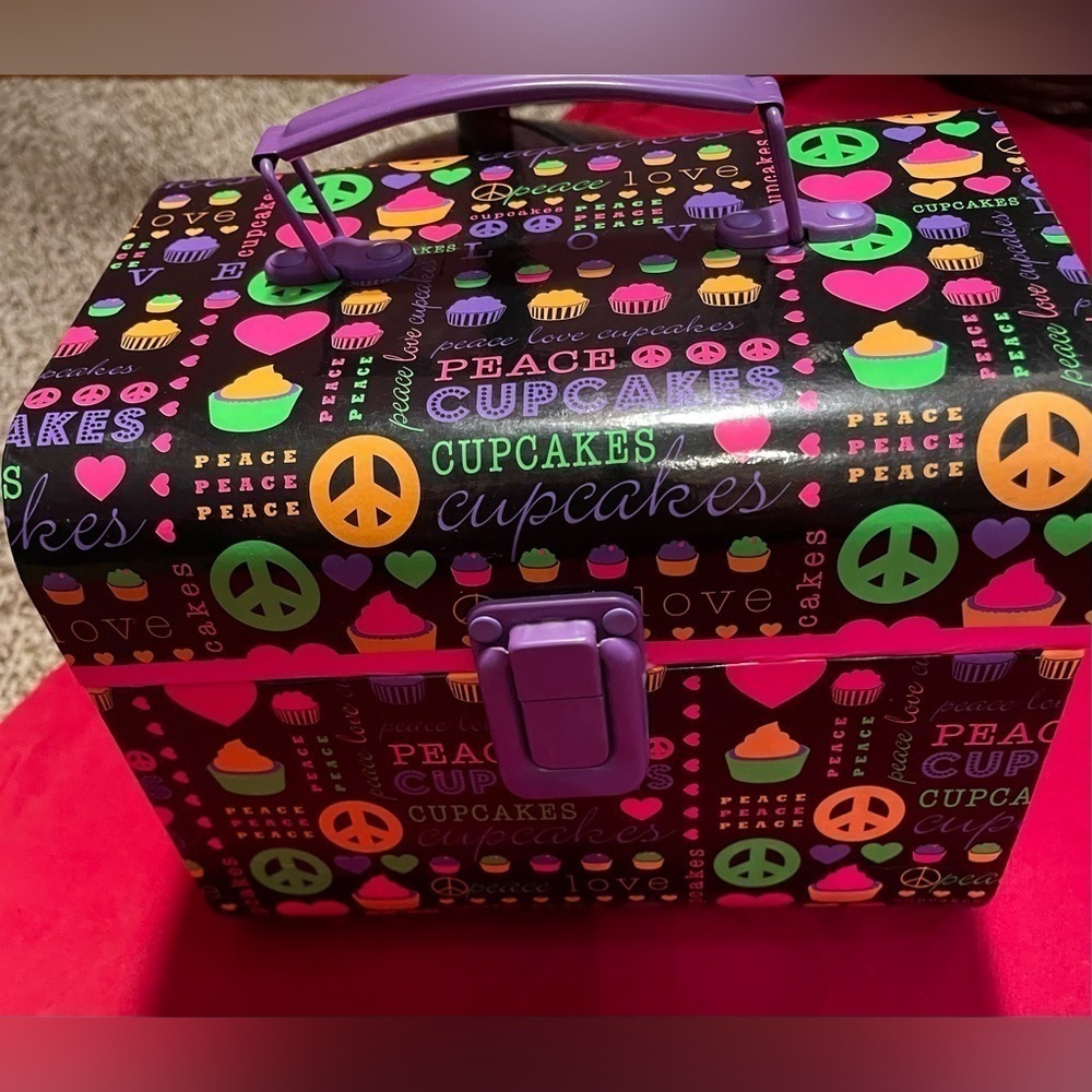 ⭐️PREVIOUSLY OWNED LOOKS NEW PEACE SIGN LITTLE LUNCH BOX PURPLE W. MANY … - Picture 2 of 10